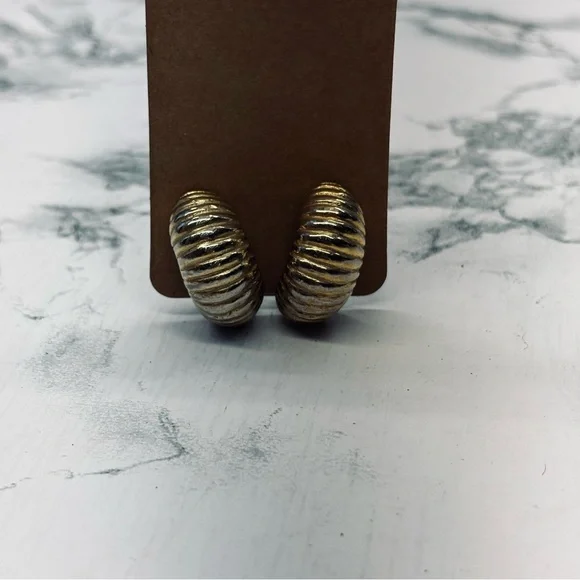 Gold Ribbed Earrings vintage clip on - Picture 2 of 8